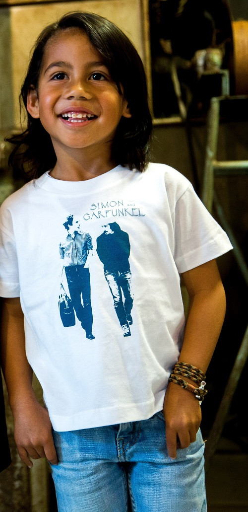 Simon and Garfunkel kinder T-shirt Walking photoshoot